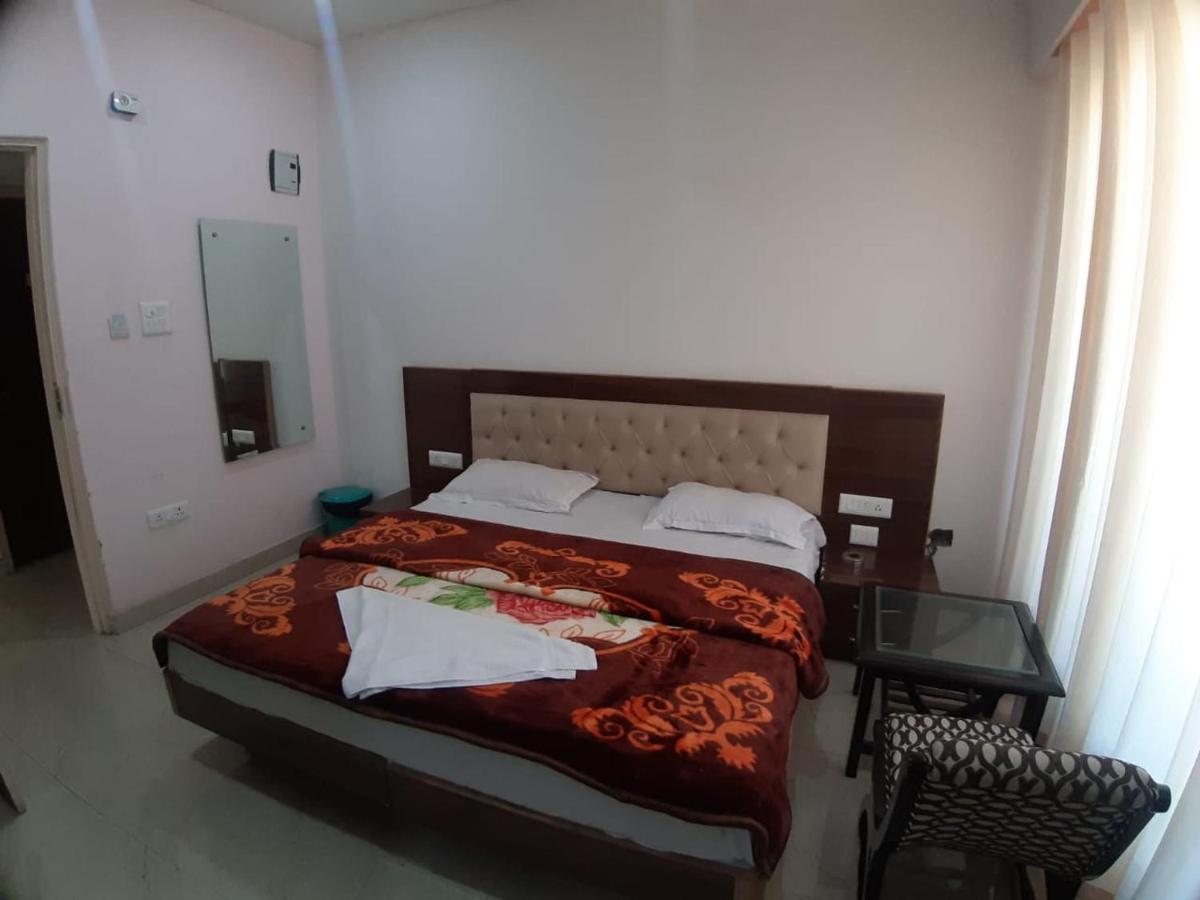 Destiny Hotel Solan Esterno foto