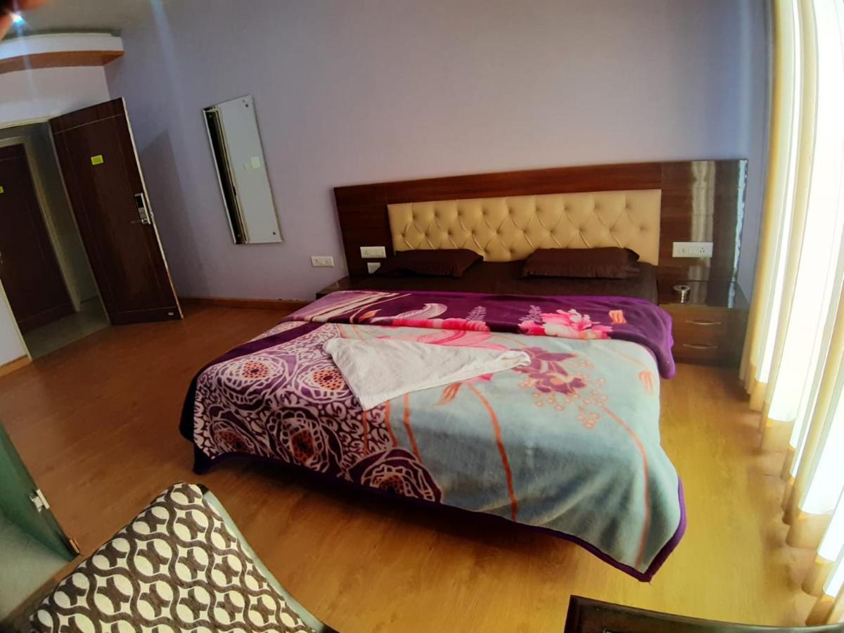 Destiny Hotel Solan Esterno foto